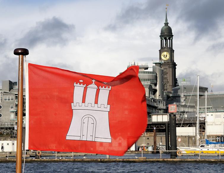 3572_0556 Im Wind wehende Hamburgfahne - der Michel im Hintergrund. | Flaggen und Wappen in der Hansestadt Hamburg